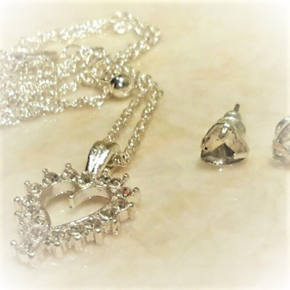 NEW! 3 piece Jewelry Set Heart Necklace with EarringS Simulated Diamonds Sparkle - Picture 5 of 14